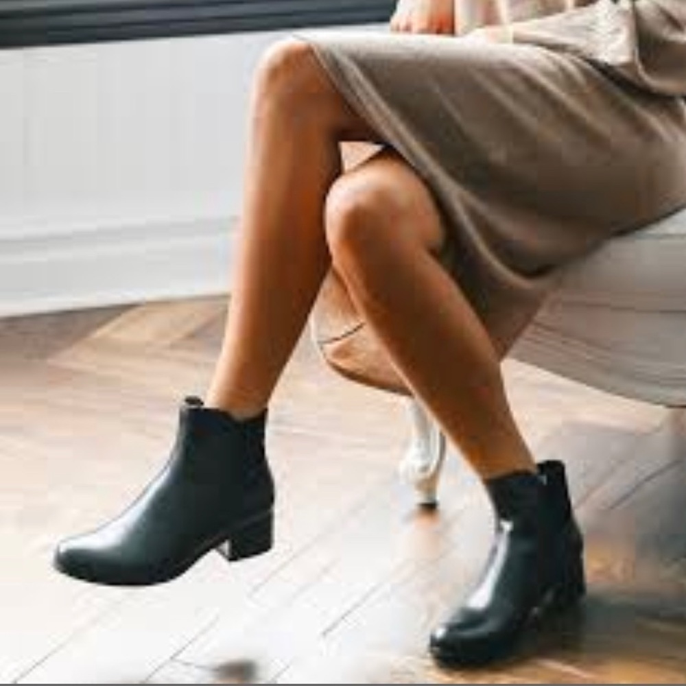 Women’s AquaDiva Taken Black Leather Waterproof Heel Boots 9.5 US!